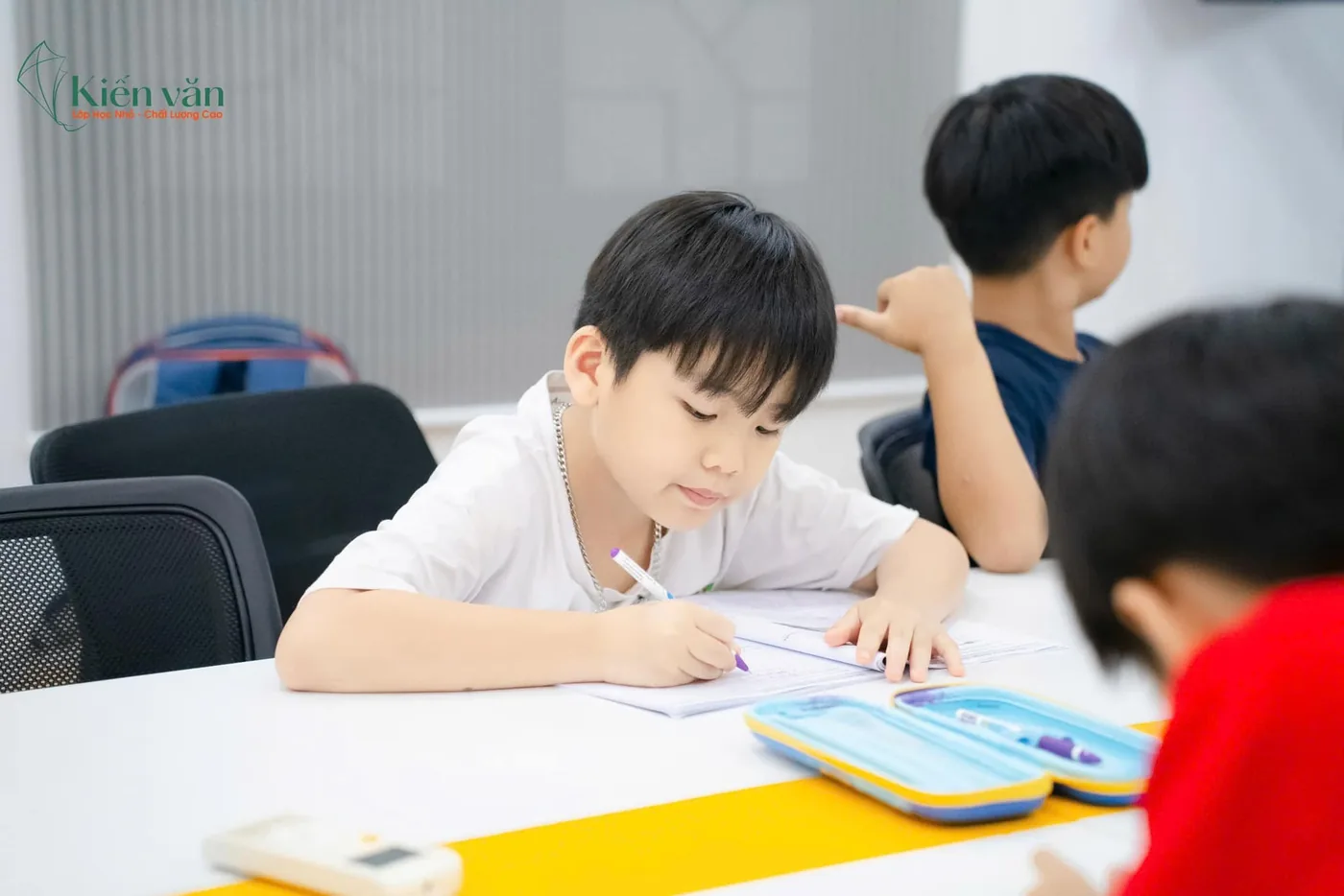 Học sinh tập trung làm bài tại lớp Kiến Gia Sư